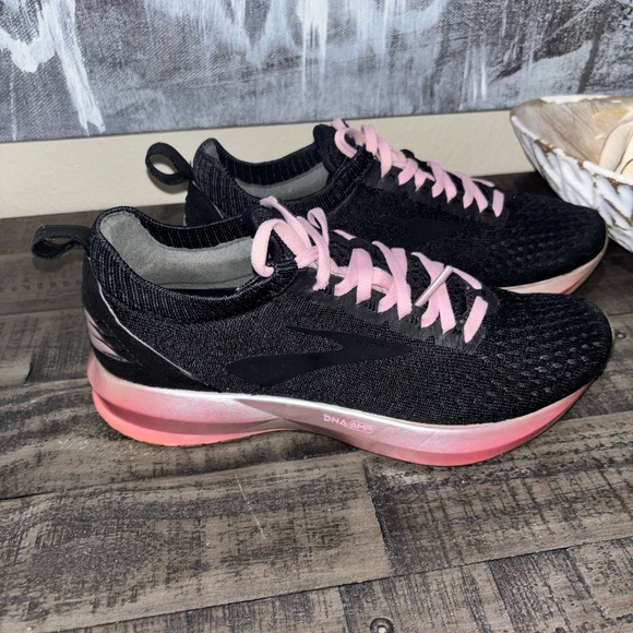 Brooks Shoes - Brooks Levitate 2 running Black/Pink SZ 7.5